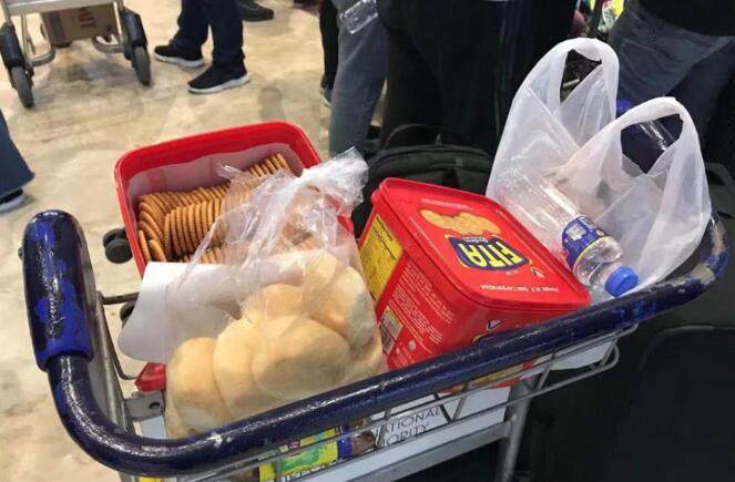 旅客在机场储备的食物.jpg