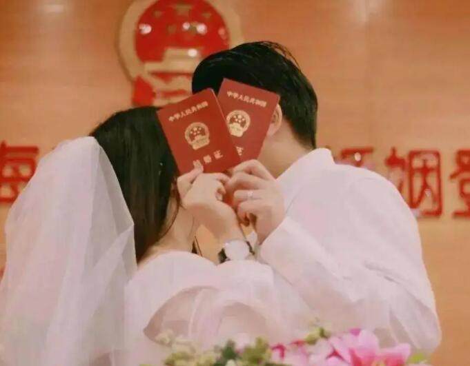 民政局领取中国结婚证.jpg